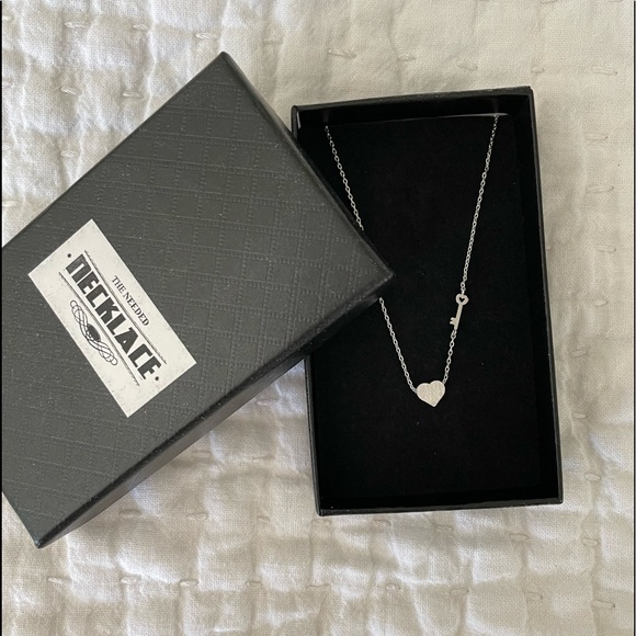 Brushed silver heart and key necklace 16” - Picture 1 of 2